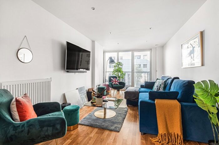 2 Bedroom Flat For Sale In Dowell Street, Greenwich, SE10