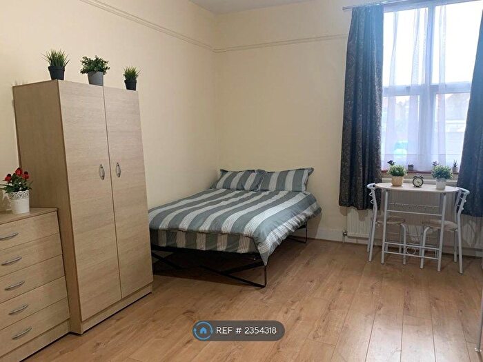Studio To Rent In St. Pauls Road, London, N17