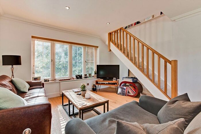 1 Bedroom Maisonette To Rent In Beechwood Close, Weybridge, KT13