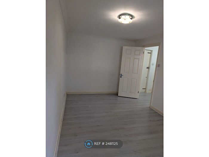 2 Bedroom Flat To Rent In Chandlers Drive, Erith, DA8
