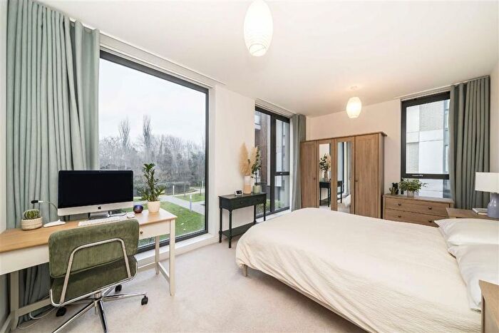 3 Bedroom Flat To Rent In Quebec Way, London, SE16