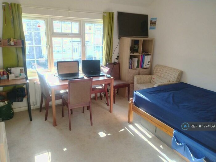 2 Bedroom Flat To Rent In Ascham End, London, E17