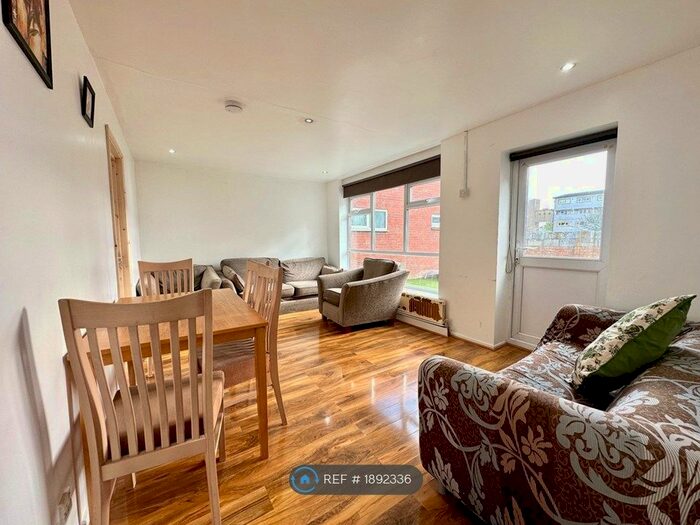 4 Bedroom Bungalow To Rent In Limes Avenue, Chigwell, IG7