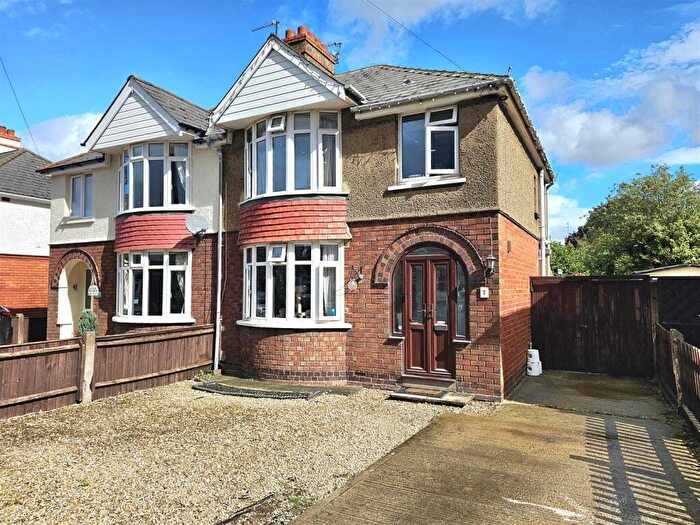 3 Bedroom Semi-Detached House For Sale In Newark Road, Gloucester, GL1