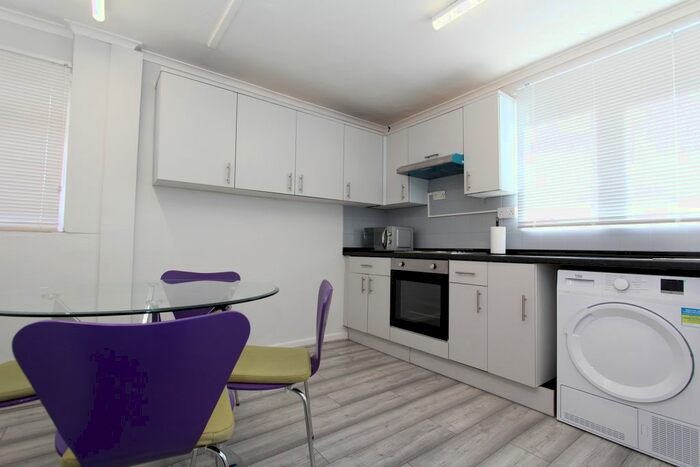 3 Bedroom Town House To Rent In Bowden Wood Close, Sheffield, S9