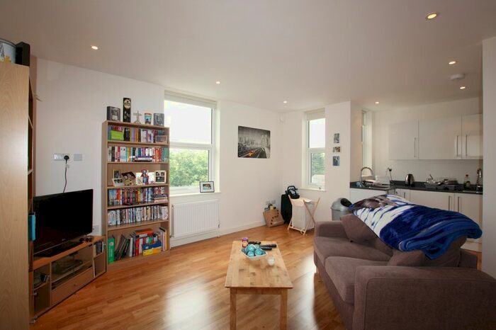 1 Bedroom Flat To Rent In Sheila House, North Circular Road, Golders Green, NW11