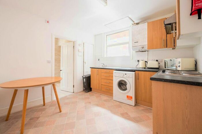 1 Bedroom Flat To Rent In Corrance Road, Brixton, London, SW2