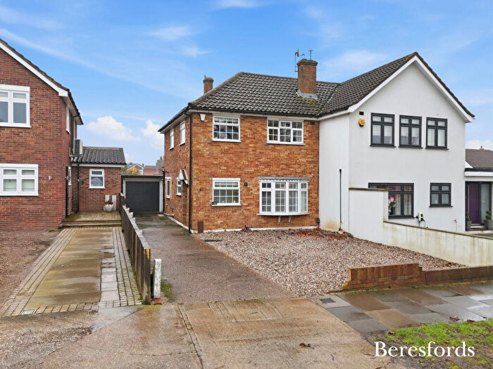 3 Bedroom Semi Detached House For Sale In Avon Road, Upminster, RM14