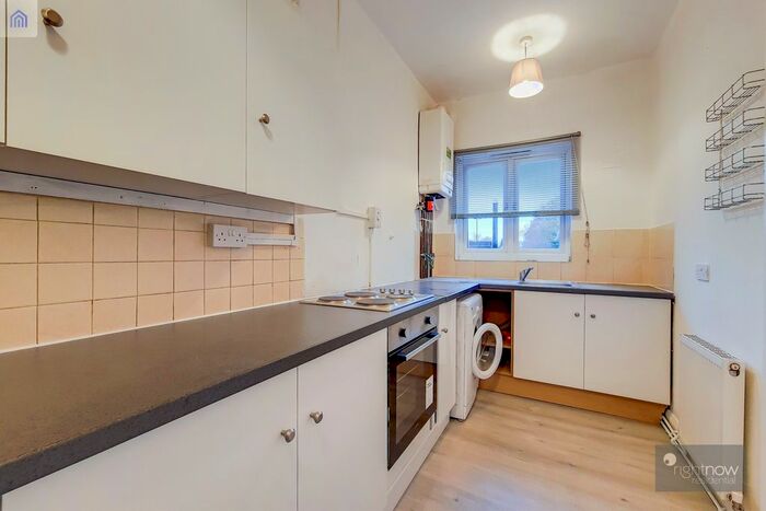 3 Bedroom Flat To Rent In Woodcote Road, Wallington SM6