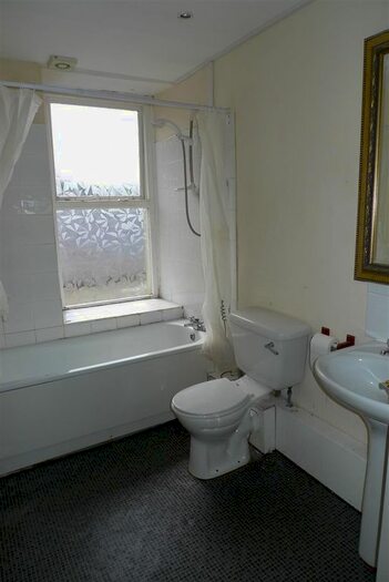 3 Bedroom Flat To Rent In Terrace Road, High Peak, SK17
