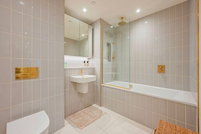 2 Bedroom Flat To Rent In Selbourne Road, Walthamstow, E17