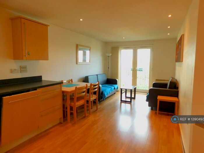 2 Bedroom Flat To Rent In Gilbert House, Salford, M5