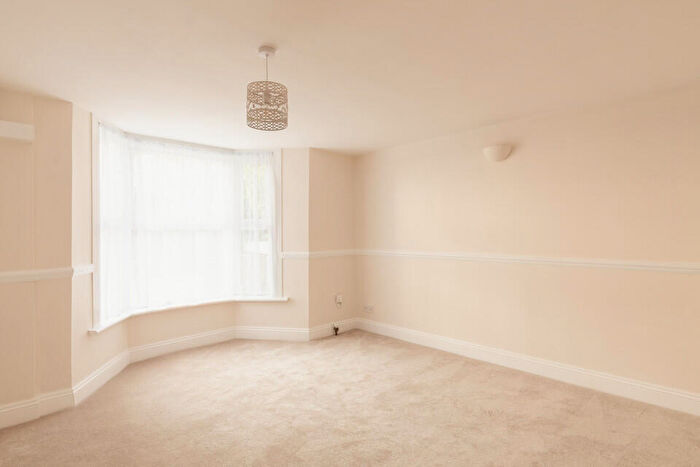 1 Bedroom Flat For Sale In Kings Grove, Peckham, London, SE15