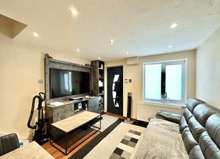 1 Bedroom End Of Terrace House For Sale In Clivesdale Drive, Hayes, UB3