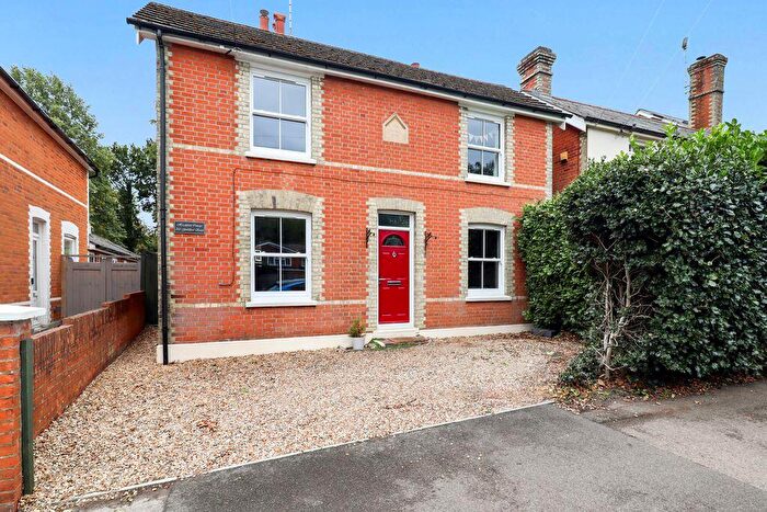 3 Bedroom Detached House For Sale In Guildford Road, Lightwater, GU18