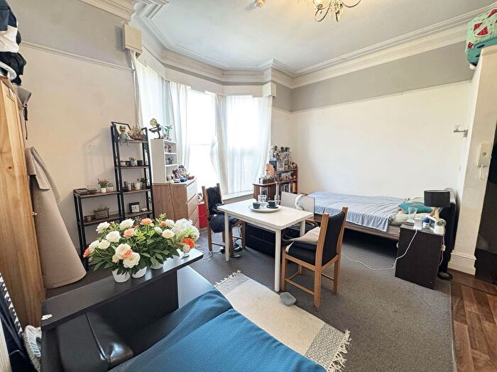 1 Bedroom Studio To Rent In Hyde Park Road, Leeds, LS6