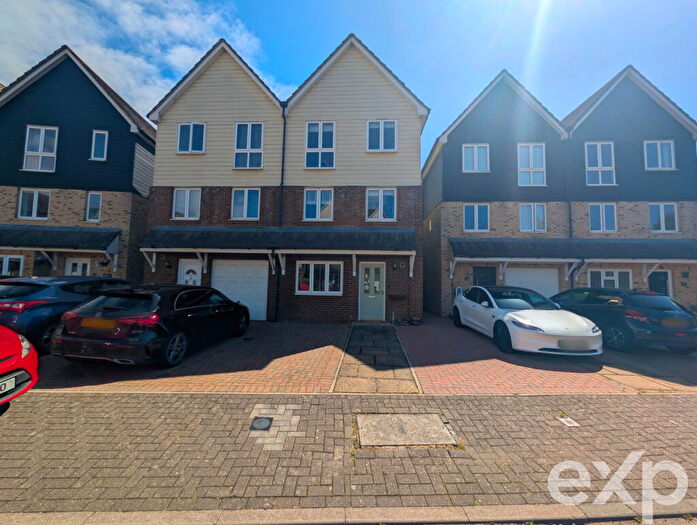 4 Bedroom Semi-Detached House For Sale In Bridge Place, Aylesford, ME20