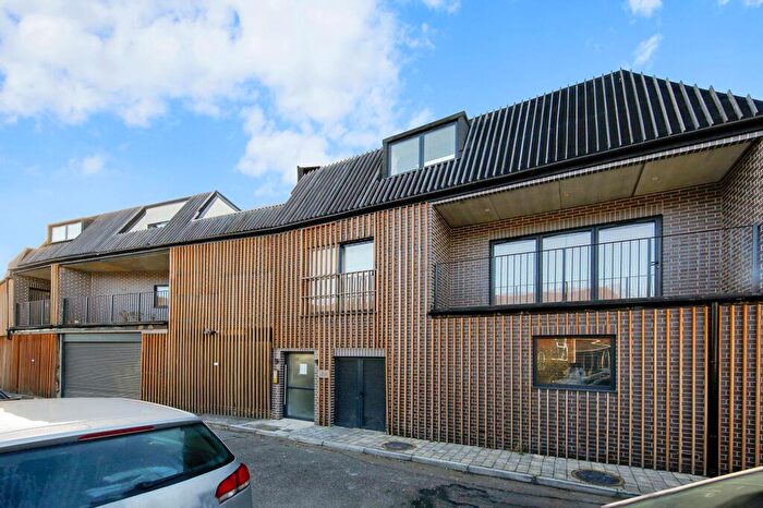 2 Bedroom Flat To Rent In Bush Close, Trantor Court, IG2