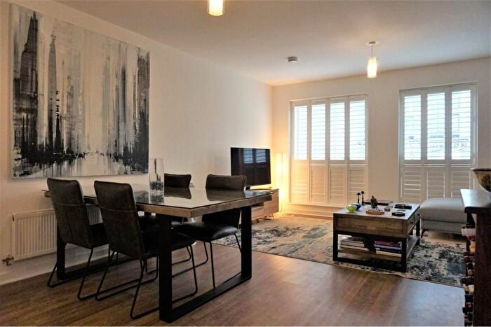 3 Bedroom Flat To Rent In Wells Street, London, W1T