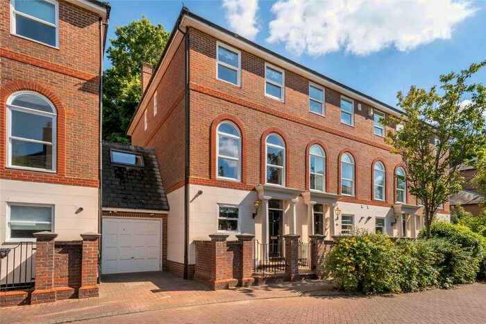 4 Bedroom Property To Rent In King George Square, Richmond, TW10