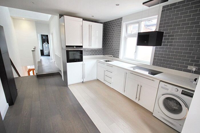 2 Bedroom Maisonette To Rent In Temple Road, London, NW2