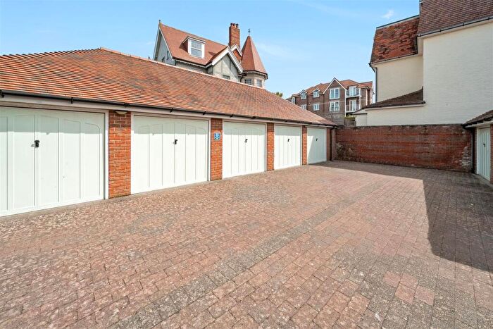 2 Bedroom Apartment For Sale In Burlington Road, BH19 - Photo 12