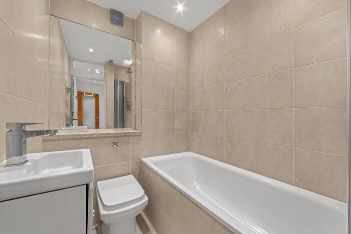 2 Bedroom Flat For Sale In Davenant Road, London, N19