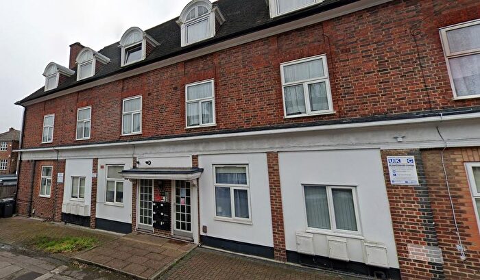 3 Bedroom Flat To Rent In Lodge Road, London, NW4
