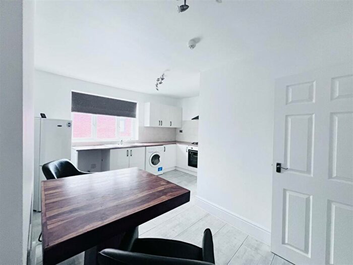 2 Bedroom Flat To Rent In Loughborough Road, West Bridgford, Nottingham, NG2