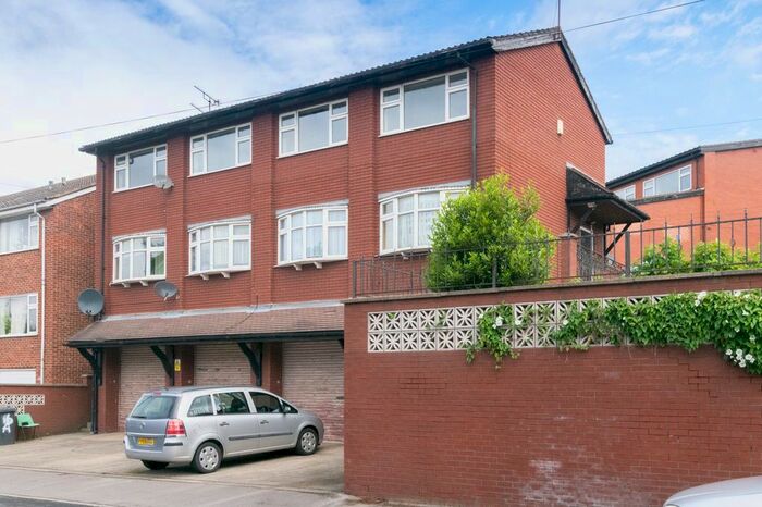 4 Bedroom Flat To Rent In Bentley Parade, Meanwood, Leeds LS6