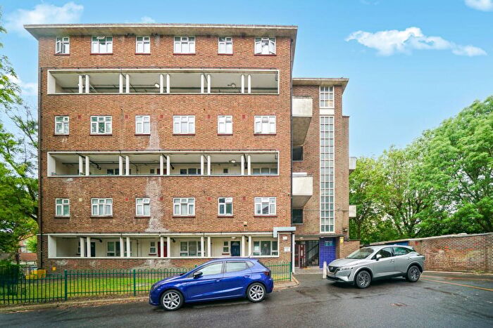 3 Bedroom Maisonette For Sale In London Road, Mitcham, CR4