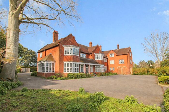 2 Bedroom Flat For Sale In Red Gables, Hilperton, BA14