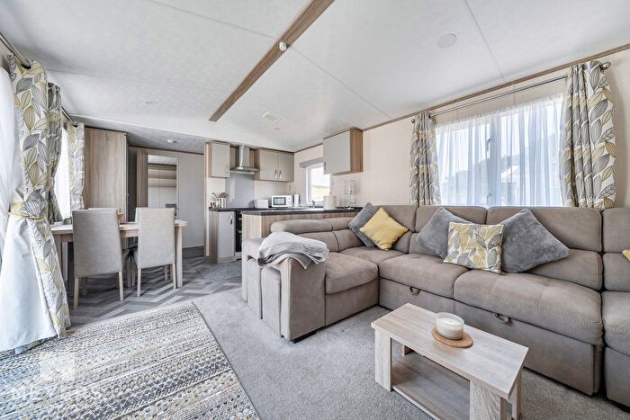 2 Bedroom Mobile/park Home For Sale In Durdle Door Holiday Park, West Lulworth, BH20 - Photo 7