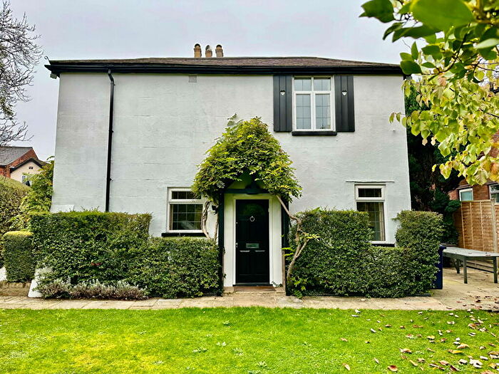 4 Bedroom Detached House For Sale In Glebe Lane, Barnet, EN5