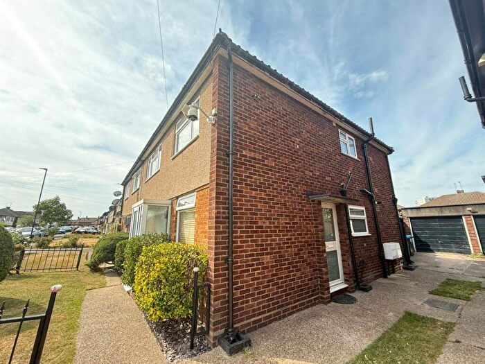 2 Bedroom Flat To Rent In Holmbridge Gardens, Enfield, EN3