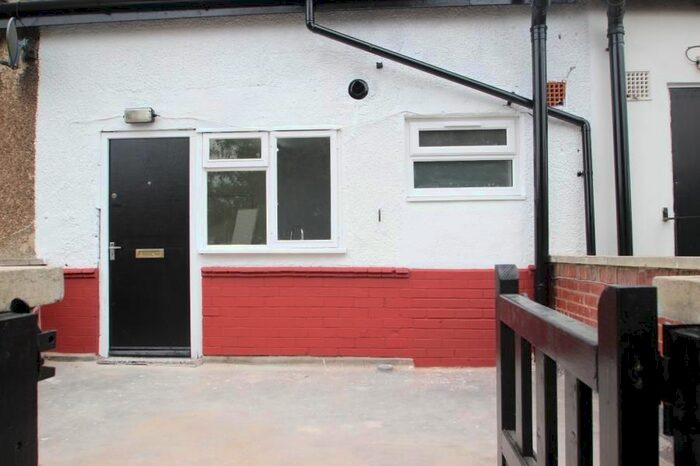 2 Bedroom Flat To Rent In Allerton Place, Leeds, West Yorkshire, LS17