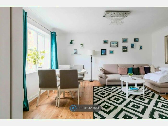 2 Bedroom Flat To Rent In The Beeches, Cambridge, CB4