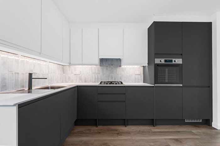 3 Bedroom Flat To Rent In Cannon Hill Lane, London, SW20