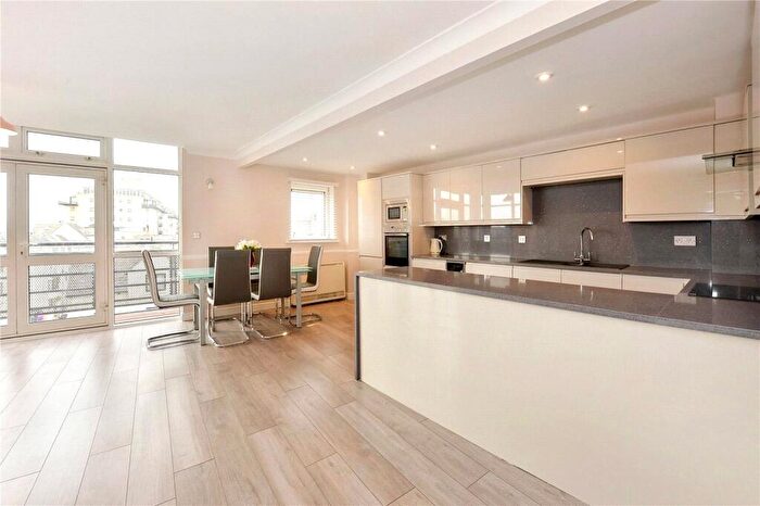 2 Bedroom Flat To Rent In Langbourne Place, Cubitt Town, E14
