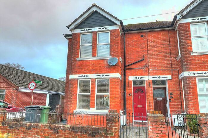 3 Bedroom Semi-Detached House To Rent In Mead Road, Chandler's Ford, SO53