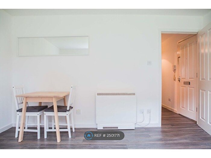 1 Bedroom Flat To Rent In Tullis Gardens, Glasgow, G40