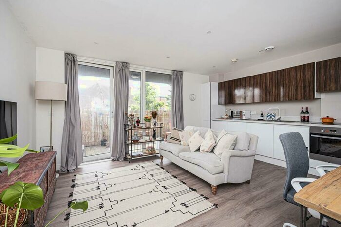 1 Bedroom Flat To Rent In Clapton Common, Clapton, London, E5