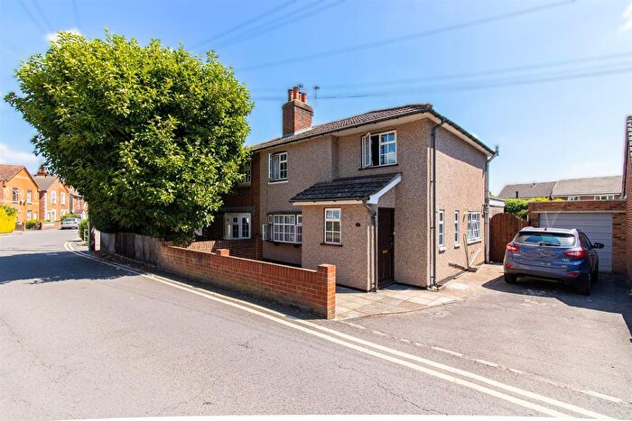 5 Bedroom Property For Sale In Rusham Road, Egham, TW20