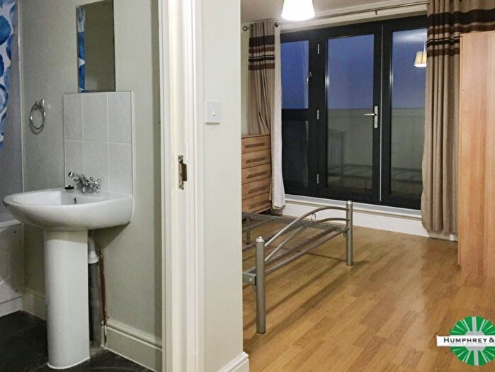 3 Bedroom Flat To Rent In The Grove, E15