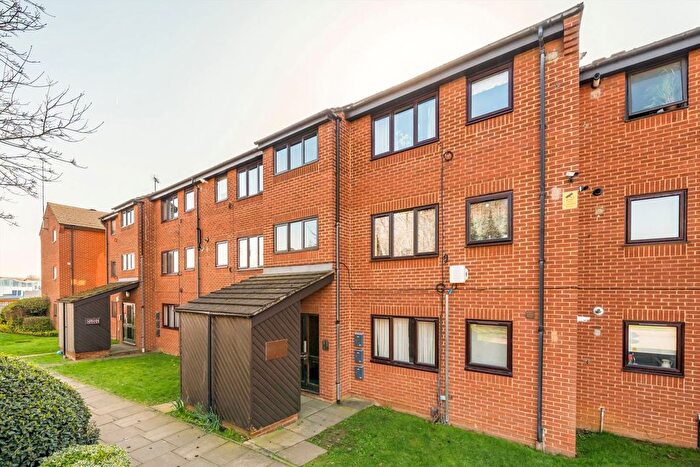 2 Bedroom Flat For Sale In Beardsley Way, Acton, W3