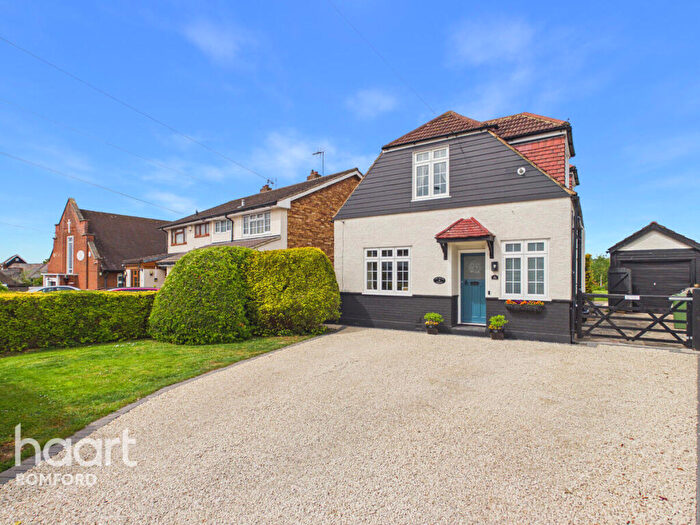 3 Bedroom Detached House For Sale In Clockhouse Lane, Romford, RM5