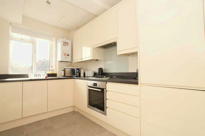 2 Bedroom Flat To Rent In The Broadway, Stoneleigh, KT17