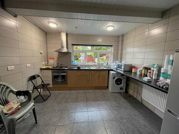 Studio To Rent In Broad Walk, Heston, Hounslow, TW5