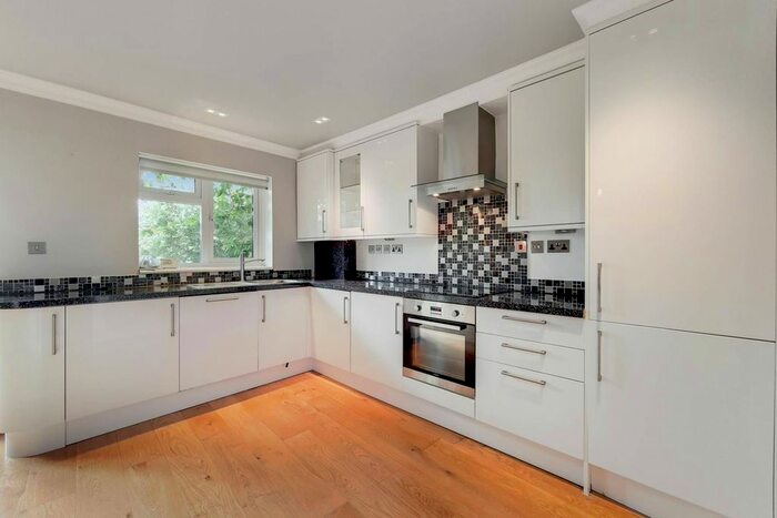 3 Bedroom Flat To Rent In Worple Road, Wimbledon, London, SW19
