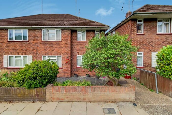 2 Bedroom Maisonette To Rent In The Vale, Southgate, N14